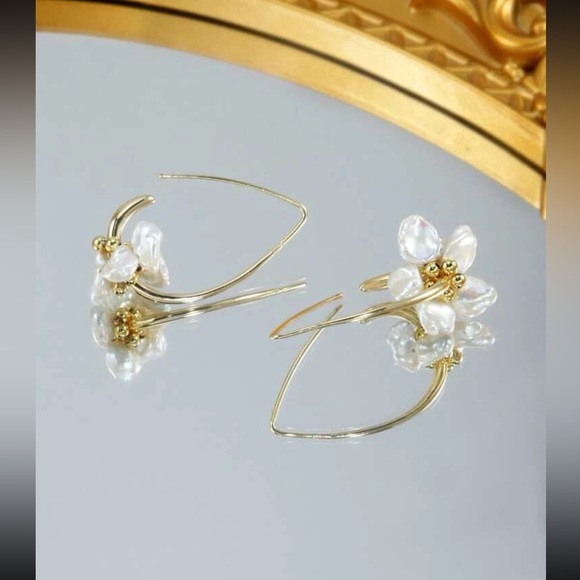 ❤️🆕 Women’s 18K gold-plated Cultured Pearl flower design drop Earrings - Picture 2 of 3